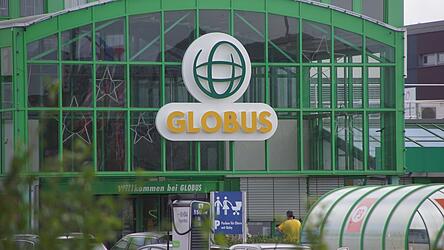Der Globus-Markt in Neutraubling. Kunden aus dem Landkreis fragen sich mitunter, warum Regale in Teilen leer sind.