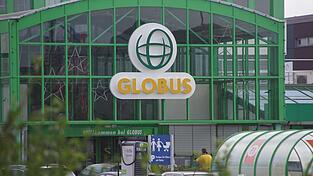 Der Globus-Markt in Neutraubling. Kunden aus dem Landkreis fragen sich mitunter, warum Regale in Teilen leer sind.