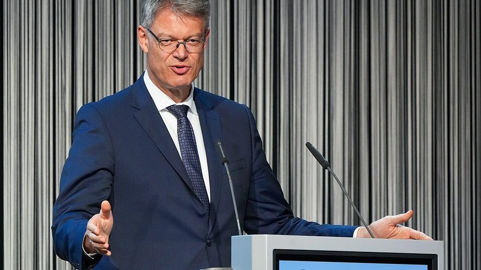 Bundesverkehrsminister Patrick Schnieder hofft, dass die neue Chefin samt neuer Strategie bei der Bahn den Richtungswechsel einleitet. (Archivbild)