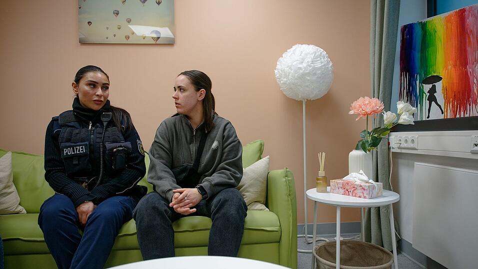 Sofas statt Stühle, Gesprächs- statt Verhöratmosphäre: Polizeimeisterin Maja Schomers (r) und Polizeimeisterin Hicran Aktas im Raum der Gewaltschutzstelle für Frauen im Hauptbahnhof Köln. Sofas statt Stühle, Gesprächs- statt Verhöratmosphäre: Polizeimeisterin Maja Schomers (r) und Polizeimeisterin Hicran Aktas im Raum der Gewaltschutzstelle für Frauen im Hauptbahnhof Köln.