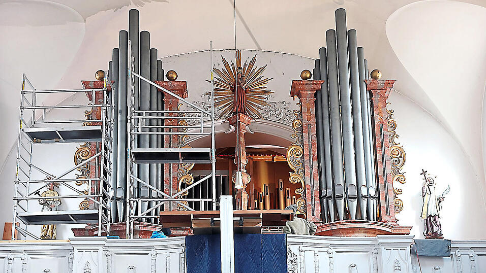 Die Orgel der Pfarrkirche St. Margaret muss für die Reinigung und Renovierung ebenso abgebaut werden wie die Strahlenkranz-Madonna und die Figuren. Die Orgel der Pfarrkirche St. Margaret muss für die Reinigung und Renovierung ebenso abgebaut werden wie die Strahlenkranz-Madonna und die Figuren.