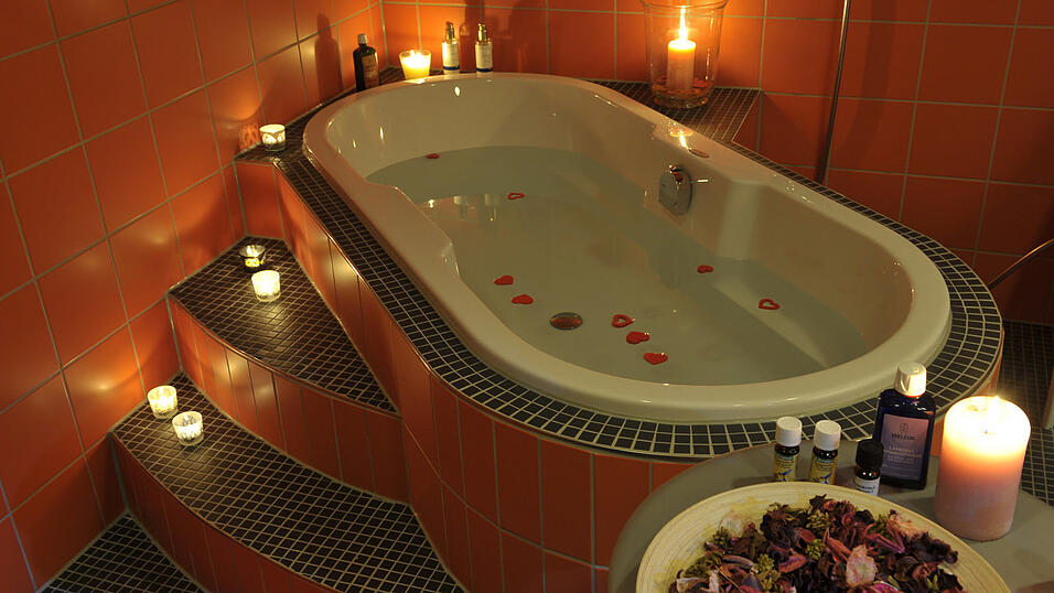 Im Klinikum St. Elisabeth in Straubing gibt es im Krei&szlig;saal ein Entspannungsbad f&uuml;r die schwangeren, um den Geburtsschmerz besser zu verarbeiten.