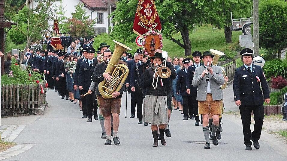 Am Sonntag führte der Festzug mit dem Patenverein Thann-Vatersdorf durch Pfrombach. Am Sonntag führte der Festzug mit dem Patenverein Thann-Vatersdorf durch Pfrombach.