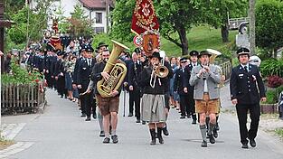 Am Sonntag f&uuml;hrte der Festzug mit dem Patenverein Thann-Vatersdorf durch Pfrombach.