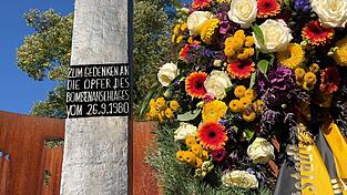 Ein Blumengesteck am Denkmal erinnert an die Opfer des Oktoberfest-Attentats. Ein Blumengesteck am Denkmal erinnert an die Opfer des Oktoberfest-Attentats.