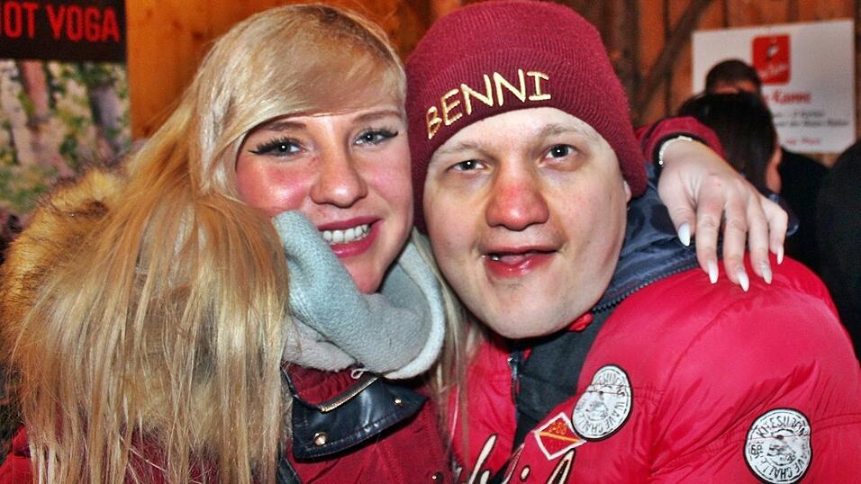 Auch am Samstag, 15. Dezember, strömten wieder etliche Besucher aus Landshut und Umgebung zur Weihnachtspyramide am Alten Viehmarkt. Auch am Samstag, 15. Dezember, strömten wieder etliche Besucher aus Landshut und Umgebung zur Weihnachtspyramide am Alten Viehmarkt.