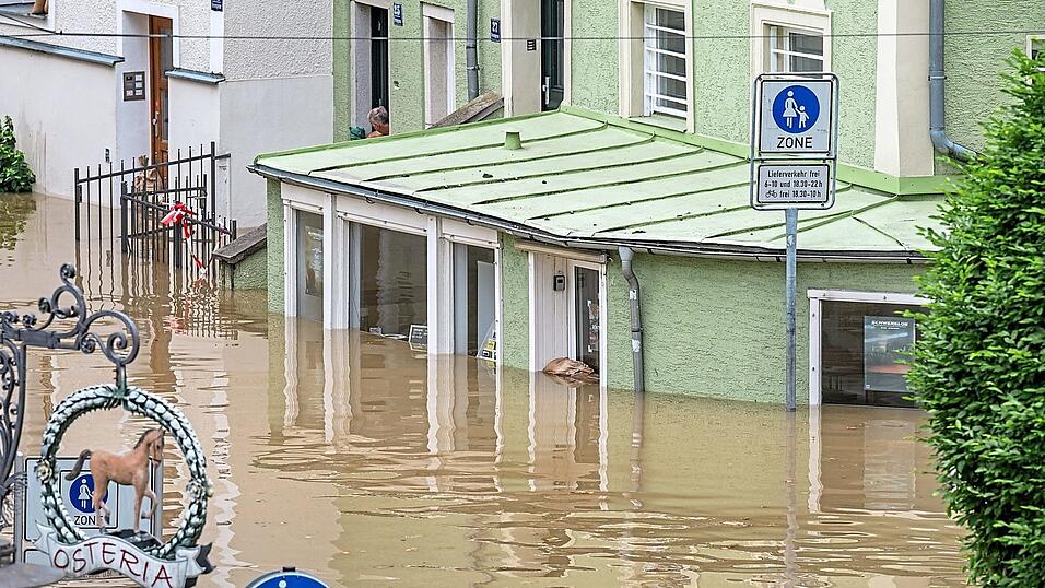 Die Passauer Altstadt ist immer wieder vom Hochwasser der Donau überflutet. Die derzeitigen Überschwemmungen rücken das Thema Elementarpflichtversicherung wieder in den Fokus. Die Passauer Altstadt ist immer wieder vom Hochwasser der Donau überflutet. Die derzeitigen Überschwemmungen rücken das Thema Elementarpflichtversicherung wieder in den Fokus.