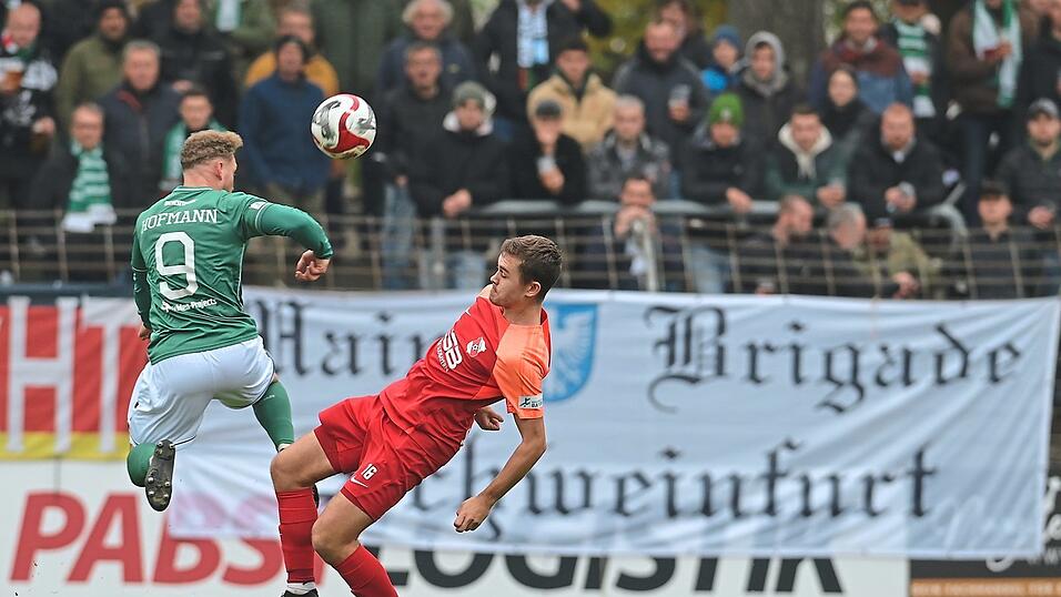 Sowohl am Boden als auch im Luftkampf ist die SpVgg Hankofen - hier Christoph Laimer (r.) - dem Regionalliga-Spitzenreiter 1. FC Schweinfurt klar unterlegen. Das 0:5 spiegelt die Verhältnisse relativ gut wider.