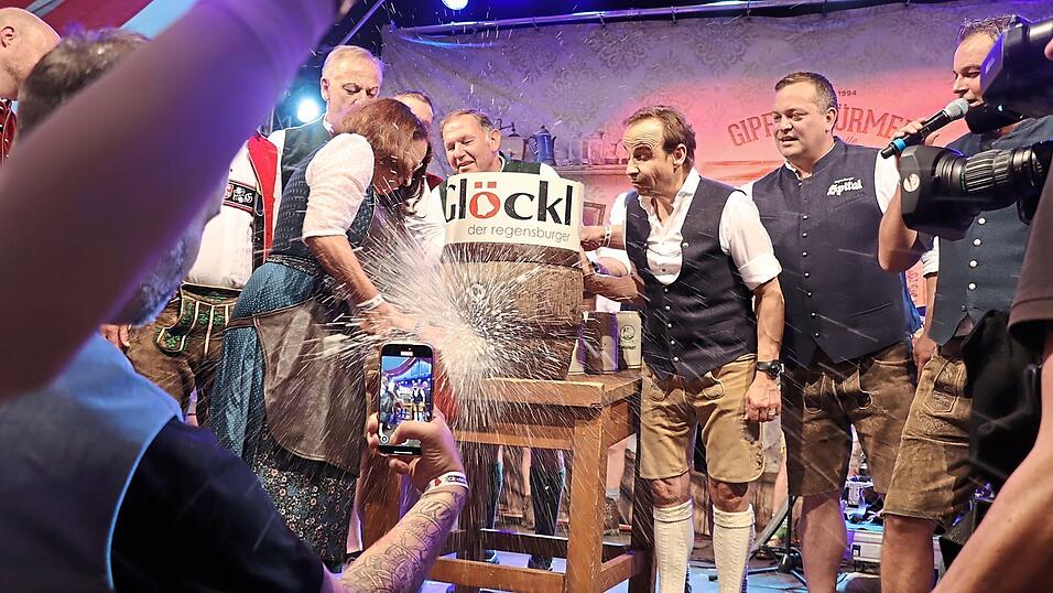 Am Freitagabend, um 18.17 Uhr war es soweit: Oberbürgermeisterin Gertrud Maltz-Schwarzfischer setzte an und zapfte mit zweieinhalb Schlägen das erste Dultbierfaß an. Für sie persönlich war es das letzte Mal als Stadtoberhaupt. Am Freitagabend, um 18.17 Uhr war es soweit: Oberbürgermeisterin Gertrud Maltz-Schwarzfischer setzte an und zapfte mit zweieinhalb Schlägen das erste Dultbierfaß an. Für sie persönlich war es das letzte Mal als Stadtoberhaupt.