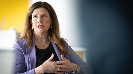 Commerzbank-Chefin Bettina Orlopp erkl&auml;rt, wie sie eine &Uuml;bernahme durch die Unicredit abwehren will.