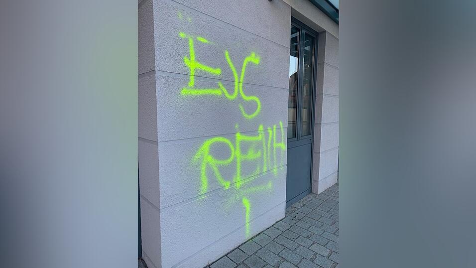 Im ganzen Ort hat der Schmierfink seine Nachricht hinterlassen.