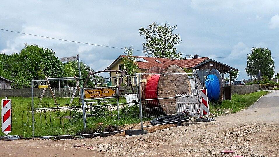In Wulting wird die Ortsdurchfahrt um circa 190 Meter Richtung Knötzing erweitert. In Wulting wird die Ortsdurchfahrt um circa 190 Meter Richtung Knötzing erweitert.