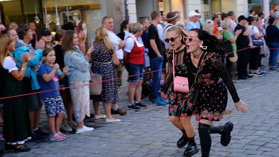 Zahlreiche Musik- und Trachtengruppen zogen nach dreij&auml;hriger Pause am Freitagabend zum Festplatz Am Hagen.