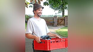 Johannes Dötterl kommt mit seinem Arbeitsgerät zum nächsten Auftrag.