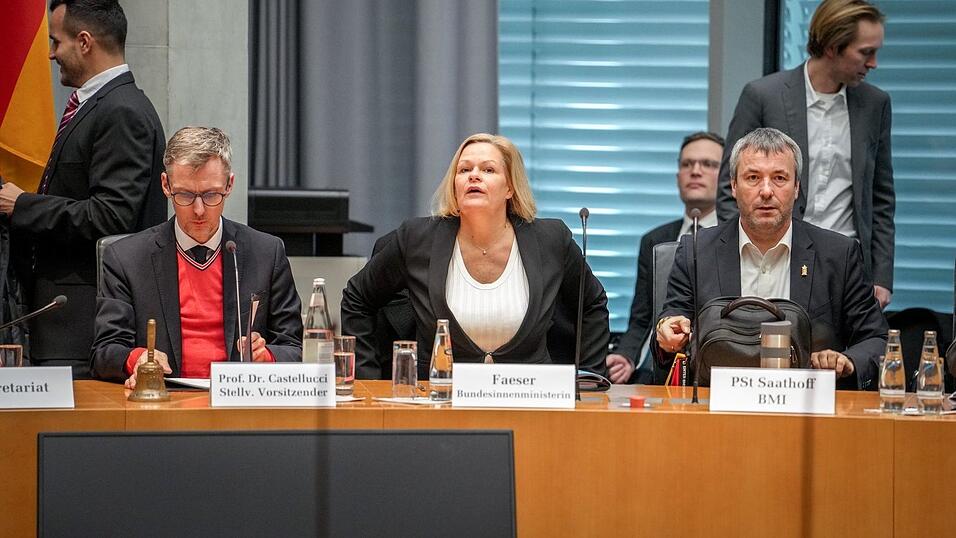 Innenministerin Nancy Faeser steht dem Innenausschuss Rede und Antwort - hier bei der Sitzung Ende Dezember. (Archivbild) Innenministerin Nancy Faeser steht dem Innenausschuss Rede und Antwort - hier bei der Sitzung Ende Dezember. (Archivbild)