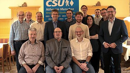 Die nominierten CSU-Mitglieder f&uuml;r den Wahlvorschlag f&uuml;r die Kommunalwahl im M&auml;rz 2026 mit Landratskandidat Michael Multerer (4. v. l. hinten stehend) und Dr. Gerhard Hopp (r.).