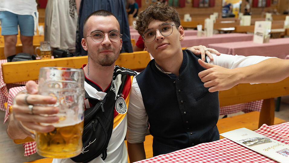 Die Partybilder vom Dienstag, 11. August, aus dem Festzelt Reisinger. Die Partybilder vom Dienstag, 11. August, aus dem Festzelt Reisinger.