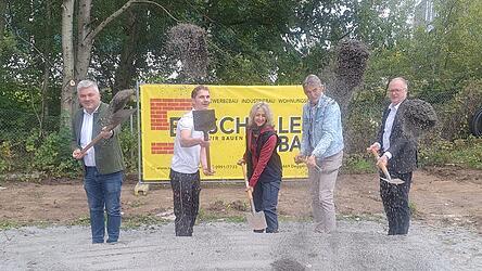 Da fliegt der Sand und die Freude ist groß: (v. l.) Zweiter Bürgermeister Franz Geisberger, Bastian Himmer, Jutta Mildenberger vom Fachbereich Gartenbau, Schulleiter Stephan Eichinger