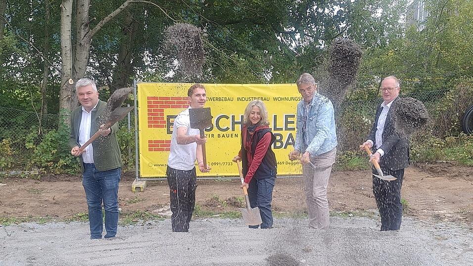 Da fliegt der Sand und die Freude ist groß: (v. l.) Zweiter Bürgermeister Franz Geisberger, Bastian Himmer, Jutta Mildenberger vom Fachbereich Gartenbau, Schulleiter Stephan Eichinger