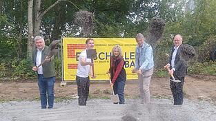 Da fliegt der Sand und die Freude ist groß: (v. l.) Zweiter Bürgermeister Franz Geisberger, Bastian Himmer, Jutta Mildenberger vom Fachbereich Gartenbau, Schulleiter Stephan Eichinger
