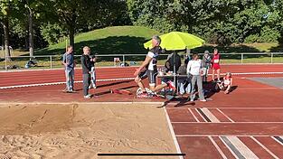 Leichtathletischer Dreikampf besteht Weitsprung, 100-Meter-Lauf und Kugelstoßen. Mit 2.073 Punkten kam Gottfried Findelsberger (63) im Oktober 2025 aufs Treppchen. Er lief für den ersten Platz die 100 Meter in 13,61 Sekunden, stieß die Kugel 10,77 Meter und sprang 4,49 Meter.