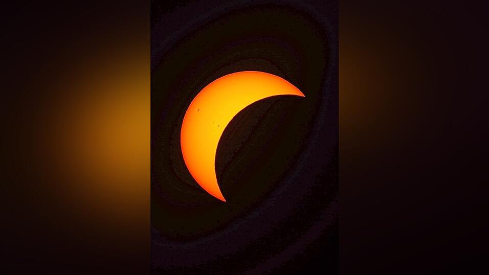 Die Sonnenfinsternis schreitet fort. Die Sonnenfinsternis schreitet fort.
