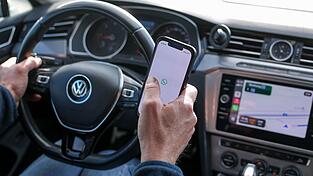 Die mit der Digitaltechnik im Auto einhergehende Ablenkung erhöht nach Analyse der Allianz das Unfallrisiko ganz erheblich. (Symbolbild) Die mit der Digitaltechnik im Auto einhergehende Ablenkung erhöht nach Analyse der Allianz das Unfallrisiko ganz erheblich. (Symbolbild)