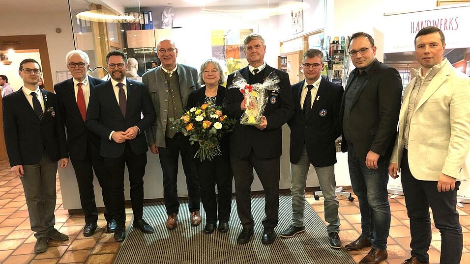 Politik und BRK w&uuml;rdigen die Vedienste von Reinhard Lesinski (Vierter von rechts).