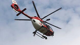 Ein Rettungshubschrauber flog zu dem Unfallort. (Symbolbild)