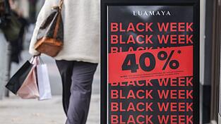 Viele Händler werben im November mit hohen Rabatten.