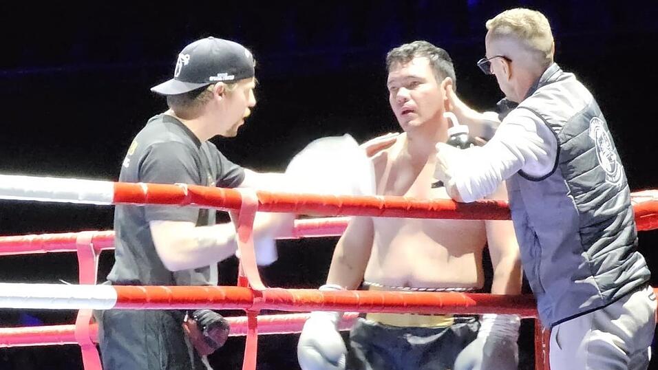 Teemu Schaper und Joachim Klimsa betreuten Maximilian James im Hauptkampf.