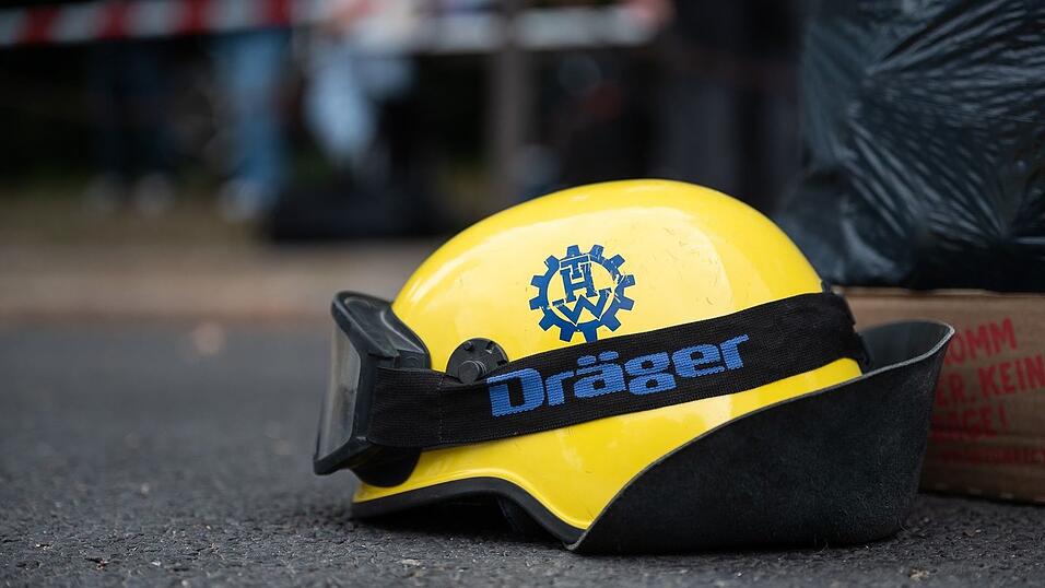 Ein Mitarbeiter des Technischen Hilfswerks hat an der Unglücksstelle in Görlitz seinen Helm abgelegt. Ein Mitarbeiter des Technischen Hilfswerks hat an der Unglücksstelle in Görlitz seinen Helm abgelegt.