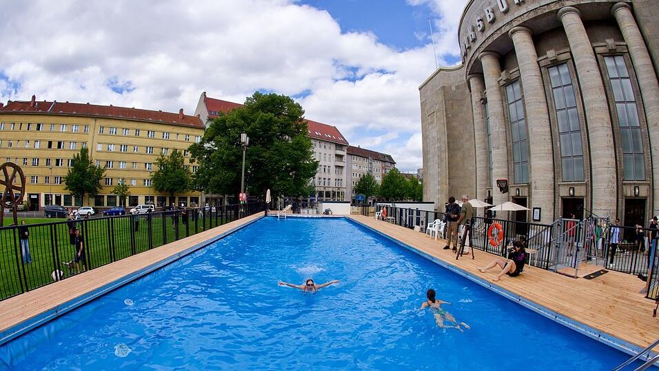 Das &laquo;Volksbad&raquo; vor der Berliner Volksb&uuml;hne soll bis Oktober ge&ouml;ffnet sein (Archivbild)