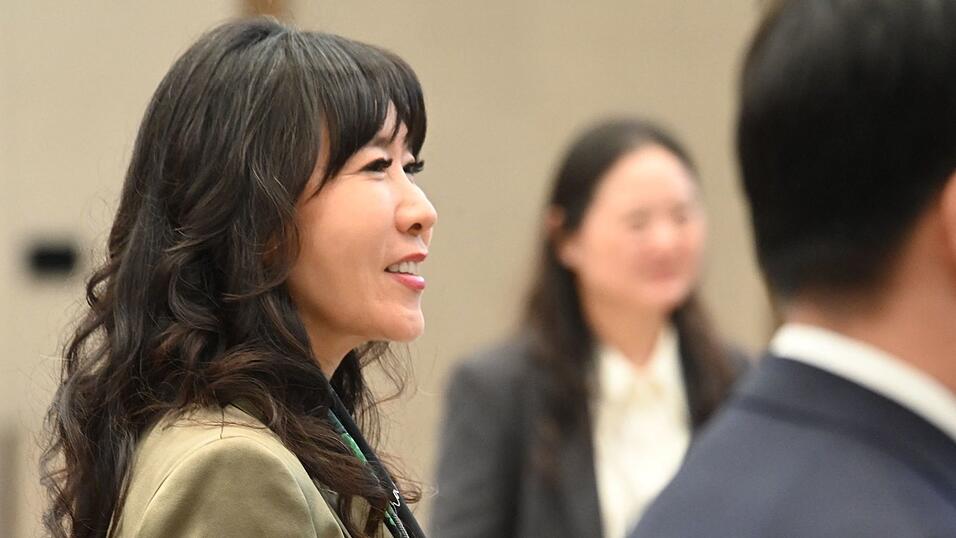 Schröders Ehefrau Soyeon Schröder-Kim ist ebenfalls nach China gereist. Schröders Ehefrau Soyeon Schröder-Kim ist ebenfalls nach China gereist.