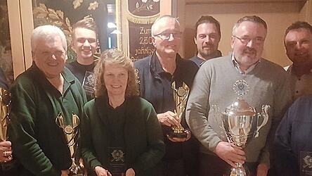 Sie freuten sich &uuml;ber eine erfolgreiche Marktmeisterschaft der Sch&uuml;tzen (v. l.): Der Sch&uuml;tzenmeister der 'K&ouml;niglichen', Reinhard Krojer, Jagdschloss-Sch&uuml;tzenmeister Markus Tafelmaier, Sebastian St&ouml;ckeler, Maria Tafelmaier, Immergr&uuml;n-Sch&uuml;tzenmeister Falk-Volker Kriele, Thomas K&ouml;hler, Erich K&ouml;ckeis, Sportreferent Andreas Steininger und Daniela Hausler.