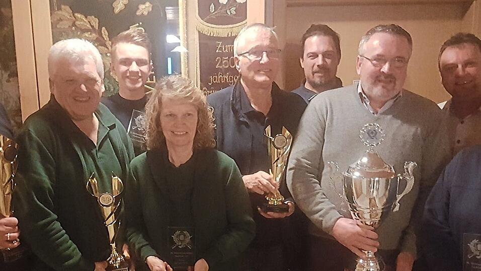 Sie freuten sich &uuml;ber eine erfolgreiche Marktmeisterschaft der Sch&uuml;tzen (v. l.): Der Sch&uuml;tzenmeister der 'K&ouml;niglichen', Reinhard Krojer, Jagdschloss-Sch&uuml;tzenmeister Markus Tafelmaier, Sebastian St&ouml;ckeler, Maria Tafelmaier, Immergr&uuml;n-Sch&uuml;tzenmeister Falk-Volker Kriele, Thomas K&ouml;hler, Erich K&ouml;ckeis, Sportreferent Andreas Steininger und Daniela Hausler.