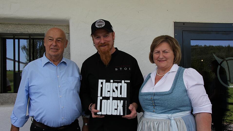 Die stolzen Eltern Josef und Marianne Maurer mit dem nicht minder stolzen Sohn Ludwig, der sein neuestes Kochbuch 'Fleisch-Codex' präsentiert Die stolzen Eltern Josef und Marianne Maurer mit dem nicht minder stolzen Sohn Ludwig, der sein neuestes Kochbuch 'Fleisch-Codex' präsentiert