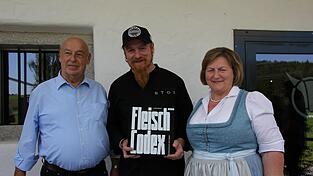 Die stolzen Eltern Josef und Marianne Maurer mit dem nicht minder stolzen Sohn Ludwig, der sein neuestes Kochbuch 'Fleisch-Codex' präsentiert