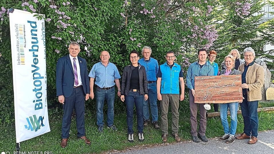 Auszeichnung: (v. l.) Bürgermeister Josef Dollinger, Ortssprecher Sebastian Kreitmeier, Claudia Wagner (Wasserwirtschaftsamt), Matthias Maino (Landschaftspflegeverband), Karl-Heinz Hoffmann (UNB), Johannes Heinze (Projektleiter), Daniela Dürmeier (Höhere Naturschutzbehörde), Bürgermeisterin Susanne Hoyer, Gerda Kössler (Untere Naturschutzbehörde) und Bürgermeister Anton Geier. Auszeichnung: (v. l.) Bürgermeister Josef Dollinger, Ortssprecher Sebastian Kreitmeier, Claudia Wagner (Wasserwirtschaftsamt), Matthias Maino (Landschaftspflegeverband), Karl-Heinz Hoffmann (UNB), Johannes Heinze (Projektleiter), Daniela Dürmeier (Höhere Naturschutzbehörde), Bürgermeisterin Susanne Hoyer, Gerda Kössler (Untere Naturschutzbehörde) und Bürgermeister Anton Geier.