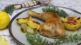 Ein federleicht-mediterranes Rezept für die heißen Tage: Das Zitronenhähnchen griechischer Art.