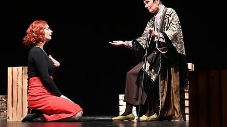 Cathy umgarnt die Bordellbesitzerin Faye und luchst ihr das Etablissement ab.