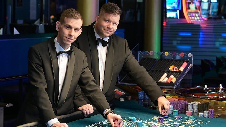 Martin Pudil und Lukas Vanik von der Spielbank Bad K&ouml;tzting wollen sich mit den besten Croupiers messen.