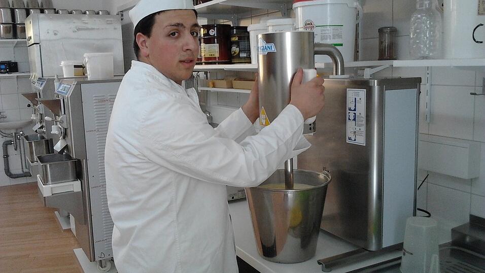 Freistunde durfte in das Eislabor der Familie Santoro. Was genau alles Angelo in die verschiedenen Eissorten hineinmischt, bleibt ein Geheimnis. Am Ende schmecken sie aber alle super. Freistunde durfte in das Eislabor der Familie Santoro. Was genau alles Angelo in die verschiedenen Eissorten hineinmischt, bleibt ein Geheimnis. Am Ende schmecken sie aber alle super.