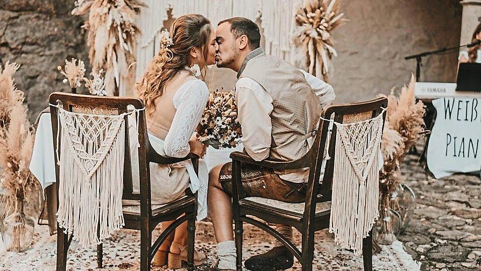 Auch die eigene Hochzeit auf Burg Falkenstein staffiert Lisa Maier 2023 mit handgemachter Deko aus.