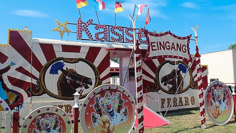 Zehn Tage lang wird der Zirkus Feraro auf der Wiese unterhalb der Vilsbiburger Stadthalle gastieren. Zehn Tage lang wird der Zirkus Feraro auf der Wiese unterhalb der Vilsbiburger Stadthalle gastieren.