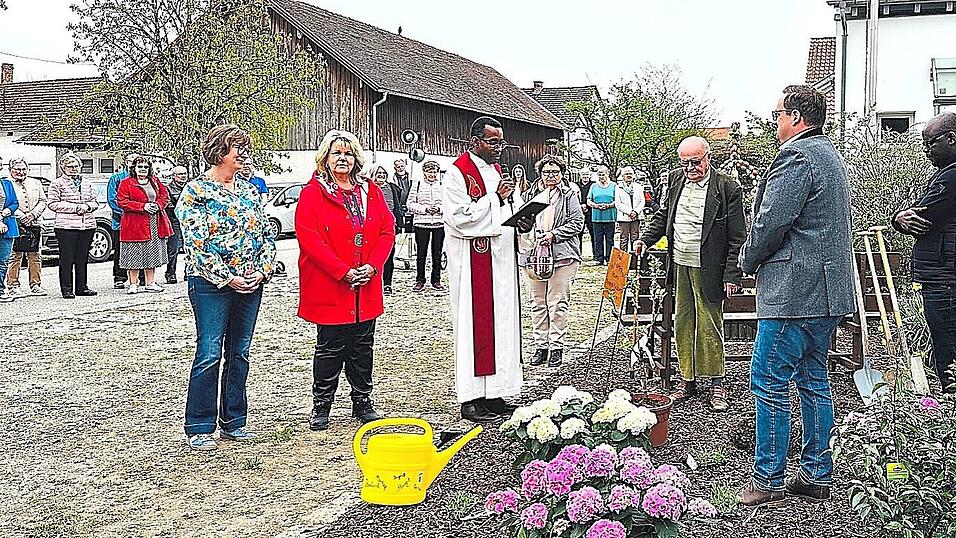 Pfarrer Pater Alexander Abasili segnete im Beisein von Ruhestandspfarrer Helmut Grüneisl, zahlreicher Pfarrangehörigen sowie Bürgermeister Reinhard Knott und Pfarrvikar Pater Kessington Anyanwu die Bäume. Pfarrer Pater Alexander Abasili segnete im Beisein von Ruhestandspfarrer Helmut Grüneisl, zahlreicher Pfarrangehörigen sowie Bürgermeister Reinhard Knott und Pfarrvikar Pater Kessington Anyanwu die Bäume.