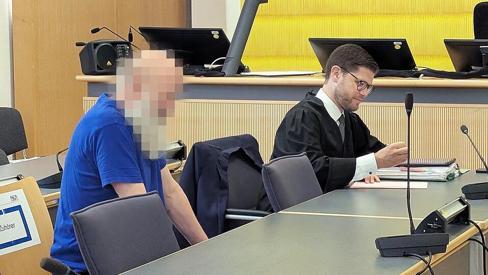 Der pensionierte Beamte (links) will Revision gegen das Urteil einlegen. Der pensionierte Beamte (links) will Revision gegen das Urteil einlegen.
