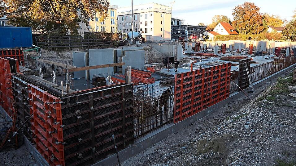 In der Baugrube des Bauabschnitts 3 wird derzeit an der Tiefgarage gearbeitet, darüber kommen dann die zwei Wohnhäuser mit 152 Apartments für Studenten und Auszubildende. In der Baugrube des Bauabschnitts 3 wird derzeit an der Tiefgarage gearbeitet, darüber kommen dann die zwei Wohnhäuser mit 152 Apartments für Studenten und Auszubildende.