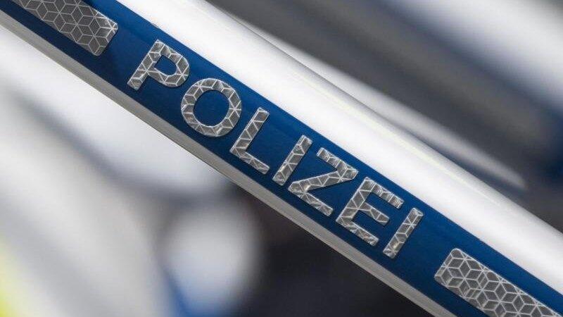 Aufschrift 'Polizei'. Foto: Boris Roessler/dpa/Archivbild