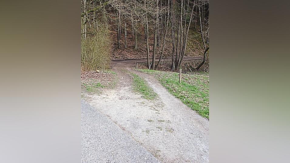 Über diesen Weg könnten Eltern vom Kinderhaus weg fahren. 'Ein Witz', sagen Kritiker. Schütz verteidigt sich.
